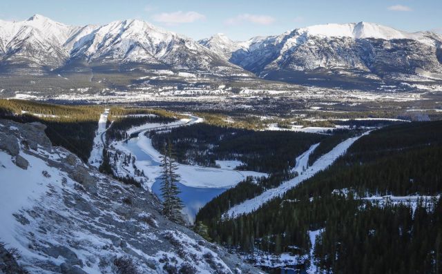 Woman in 20s dead after falling during hiking trip in Rocky Mountains (Alberta)