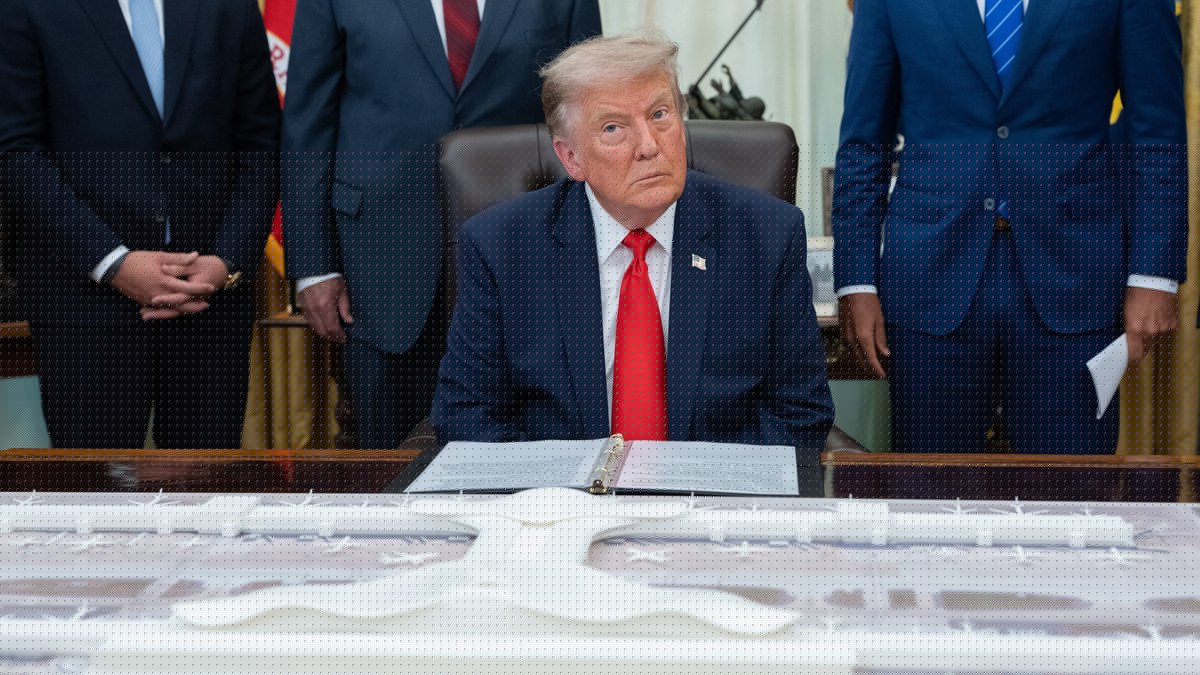 DECRYPTAGE. Donald Trump a "frappé fort" sur l'Iran : pourquoi cette "réaction à chaud" est destinée à reprendre les négociations