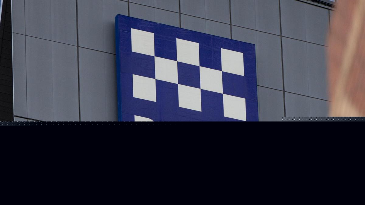 Man, 21, charged with allegedly assaulting cabin crew, punching passenger on flight to Melbourne