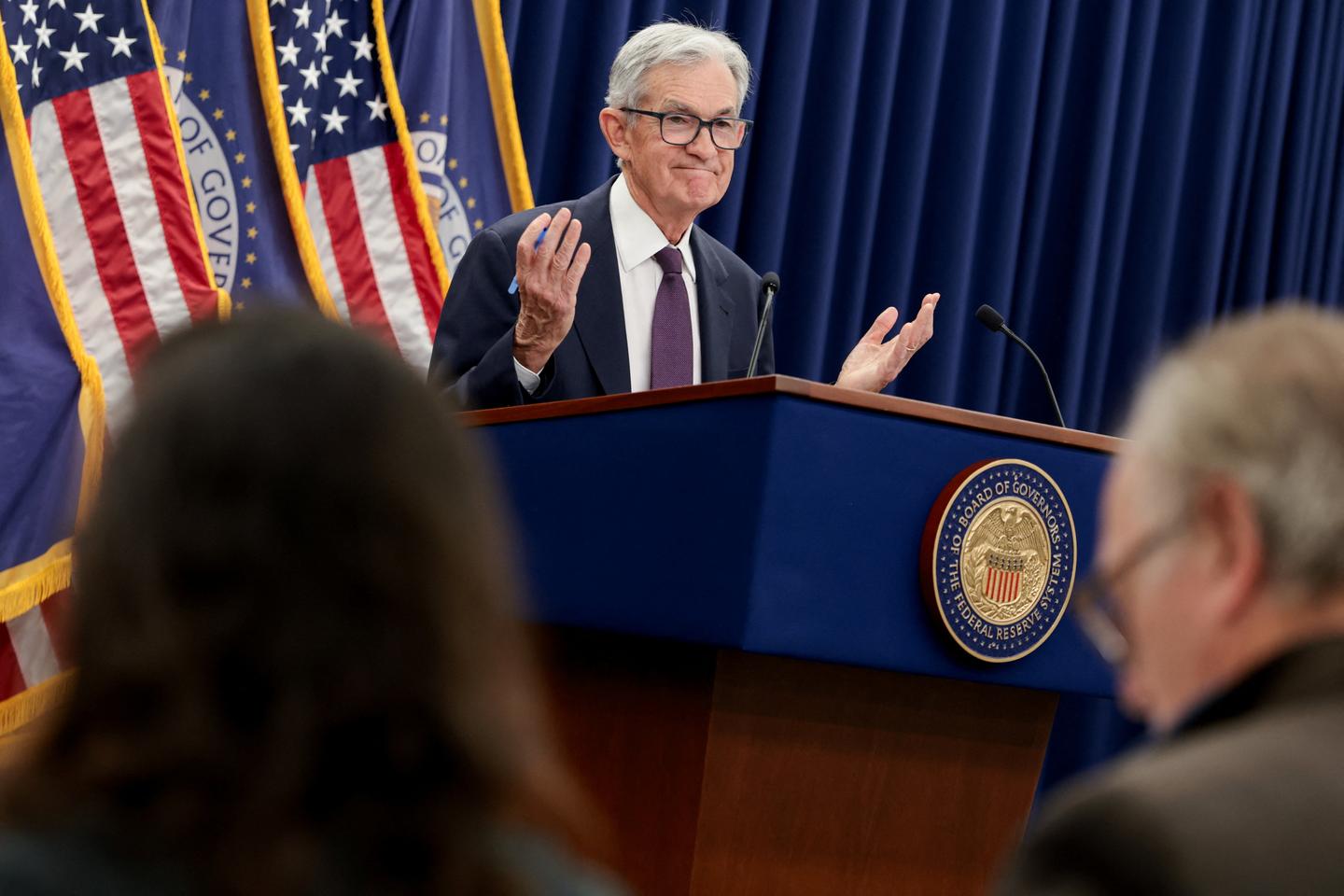 Fed halts rate cuts amid dollar plunge and pressure from Trump