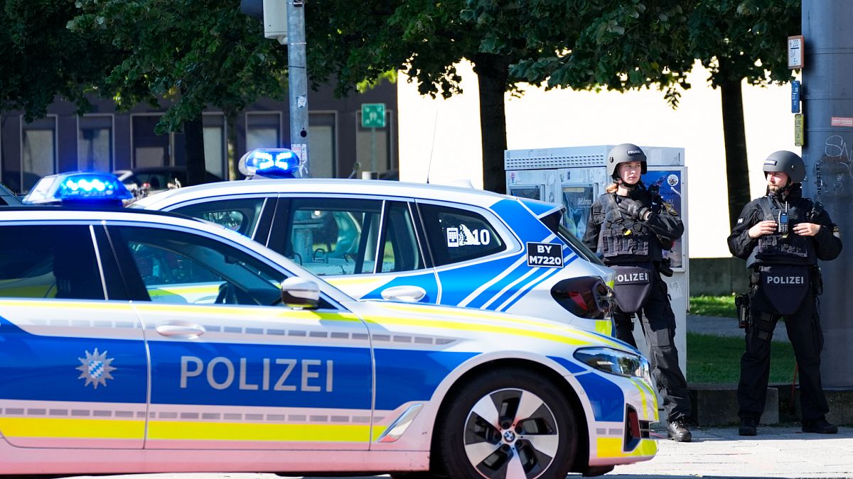 Nach möglichen Schüssen und Brand in Einfamilienhaus: Großeinsatz der Polizei in München