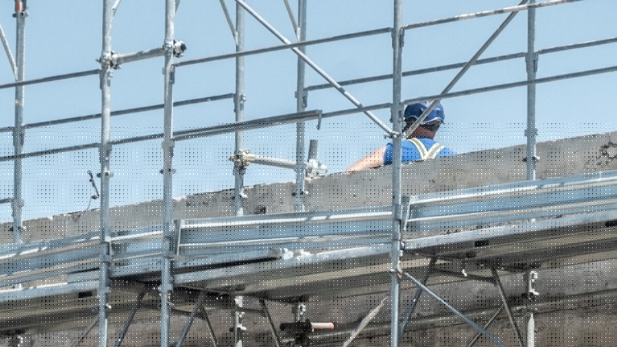 Operaio muore nel Bresciano mentre lavora in cantiere nelle ore più calde: indagati i vertici dell’impresa