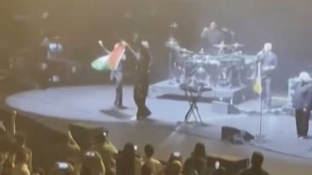 Massive Attack: Aπαγόρευση εισόδου στη Σιγκαπούρη επειδή ύψωσαν την παλαιστινιακή σημαία σε συναυλία τους