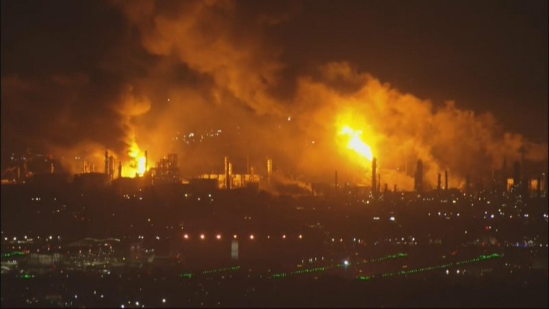 Massive fire breaks out at Chevron refinery in Southern California -  VIDEO