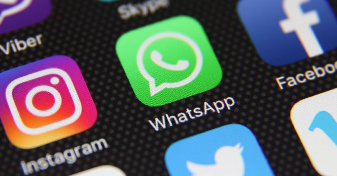 Como o WhatsApp se tornou a linha central de transmissão das fake news eleitorais