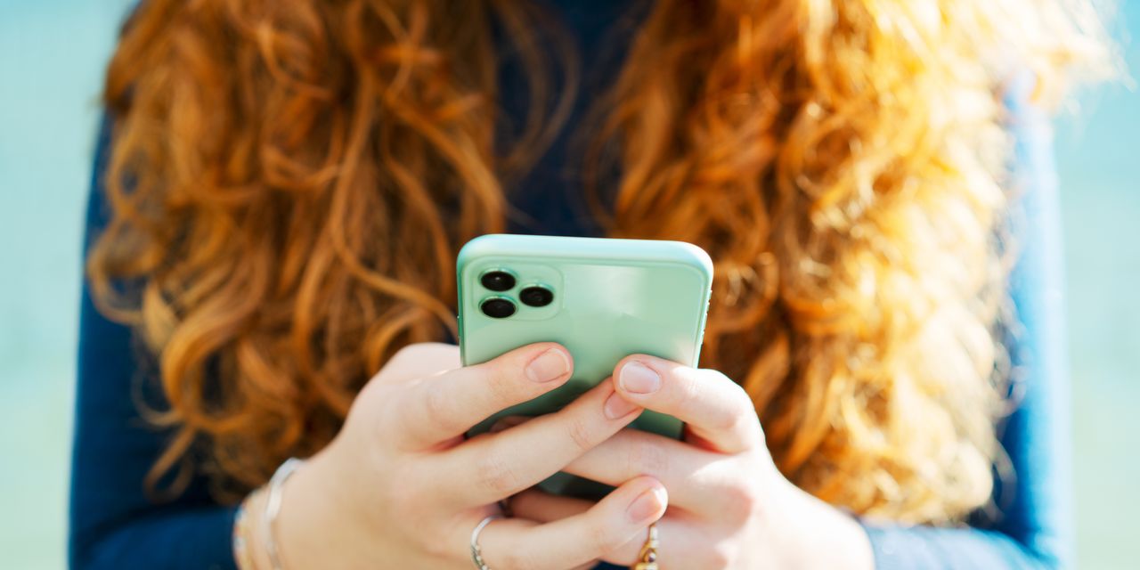 3 Negative Mental Health Effects of Online Shopping, According to Psychologists