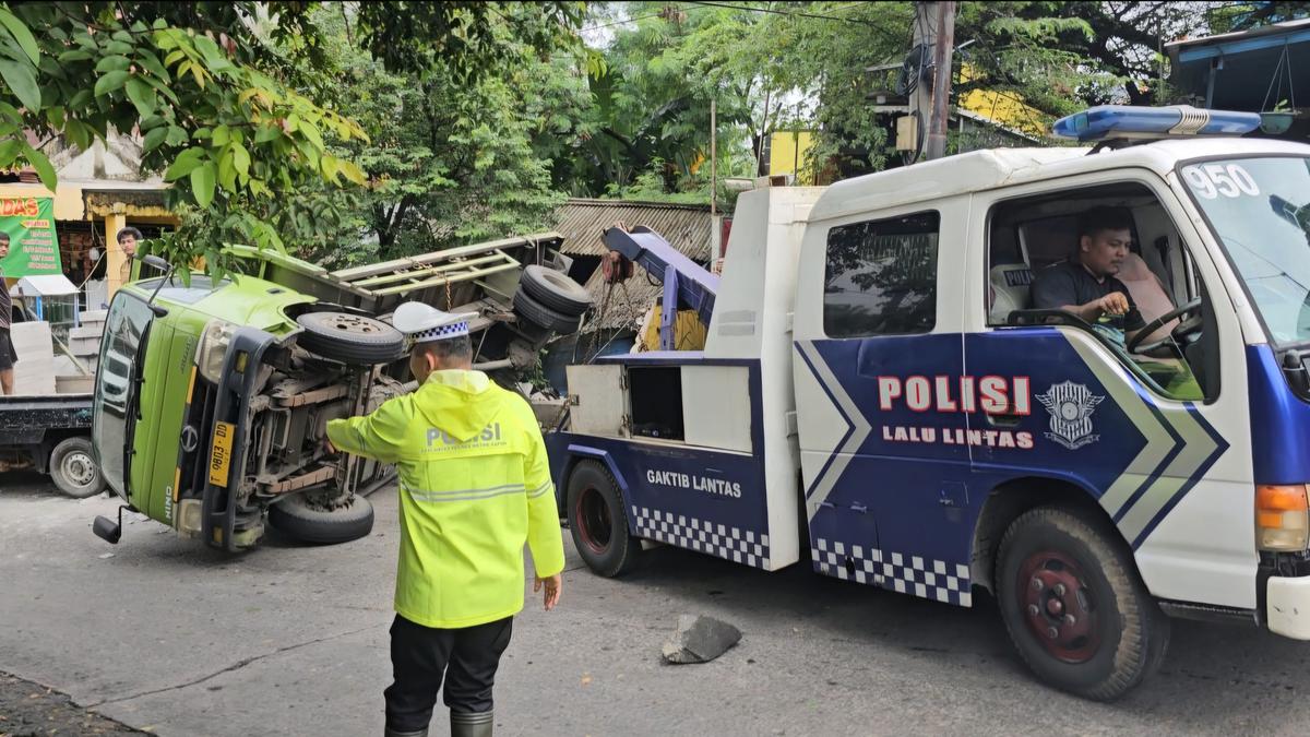 Gagal Menanjak, Truk Bermuatan Hebel Terguling di Depok