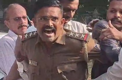 Bengaluru cop caught red-handed by Lokayukta officials while taking bribe