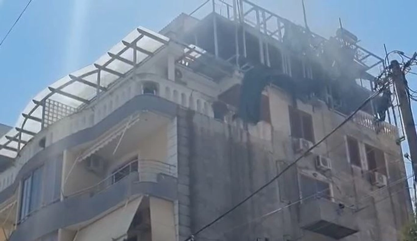 Flakët përfshijnë katin e pestë të një pallati në Sarandë, ndërhyjnë zjarrfikësit