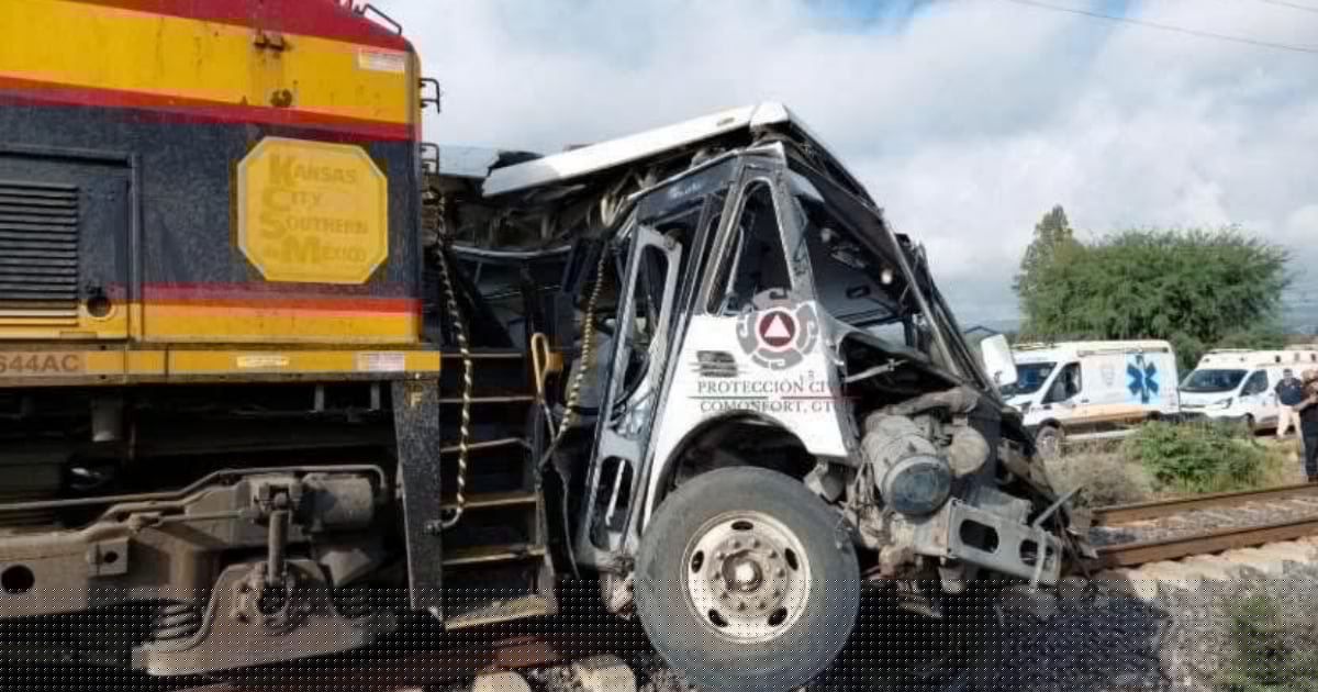Tragedia en Guanajuato: Tren arrolla autobús que intentó ganarle el paso; hay cinco muertos