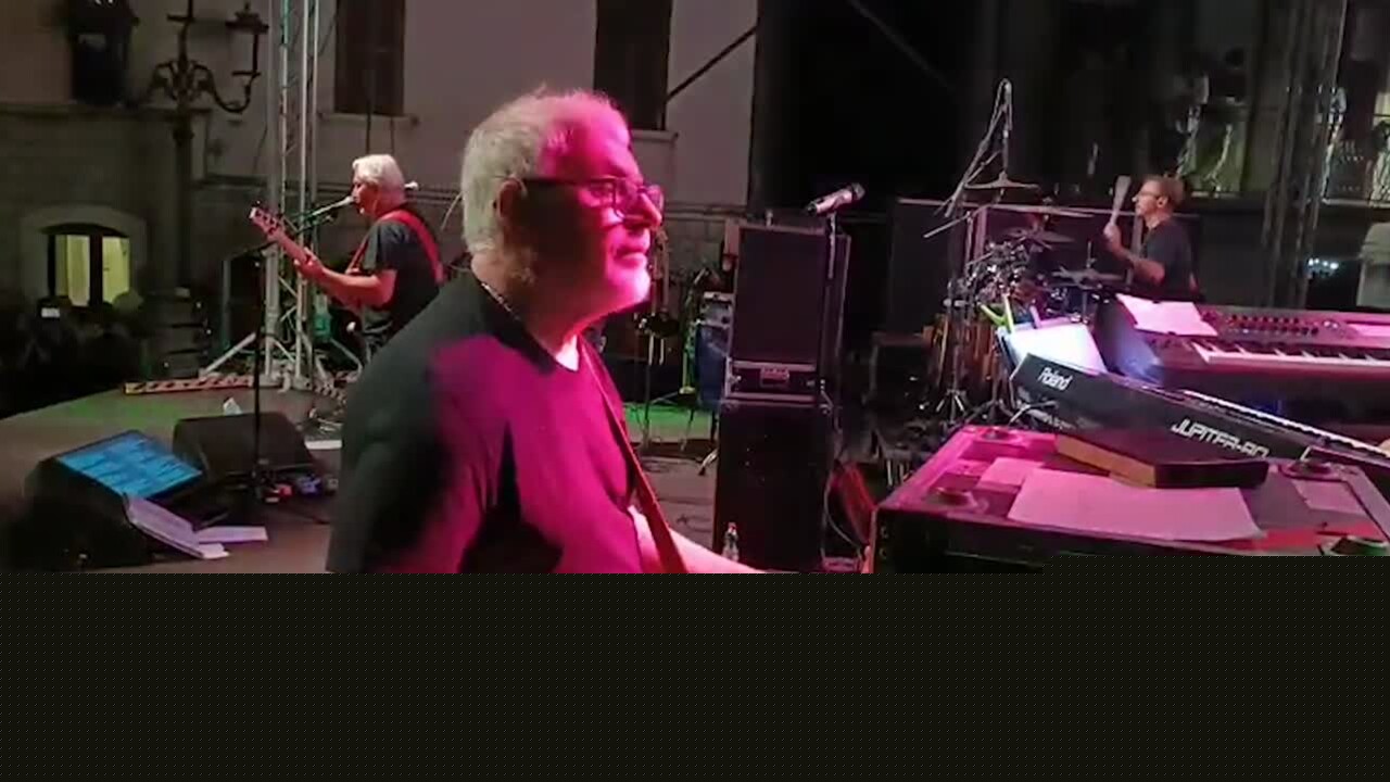 'Dio è morto', i Nomadi cantano Guccini nel giorno della sua scomparsa