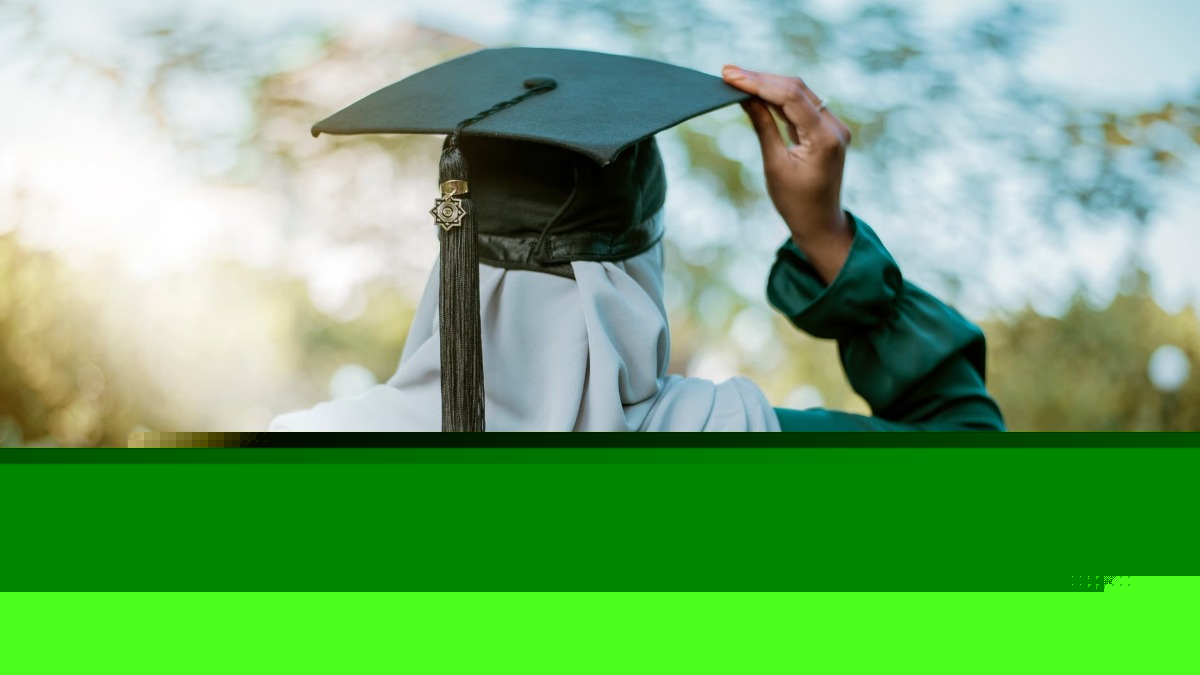 A graduating student was panicking before her ceremony until a hijabi stranger stepped in and helped fix her academic hood