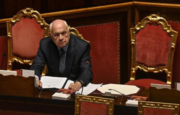 Braccialetto elettronico, Nordio invita le donne “a trovare un rifugio”. Insorgono opposizioni e associazioni