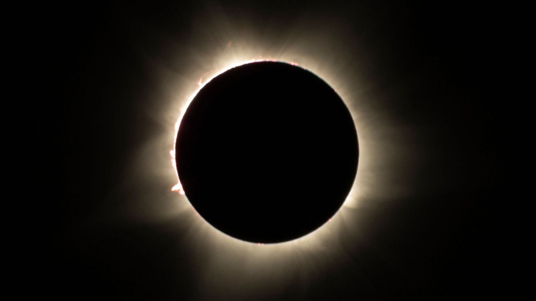 El Sol doblará la luz de las estrellas durante el eclipse y podrás verlo gracias a Einstein
