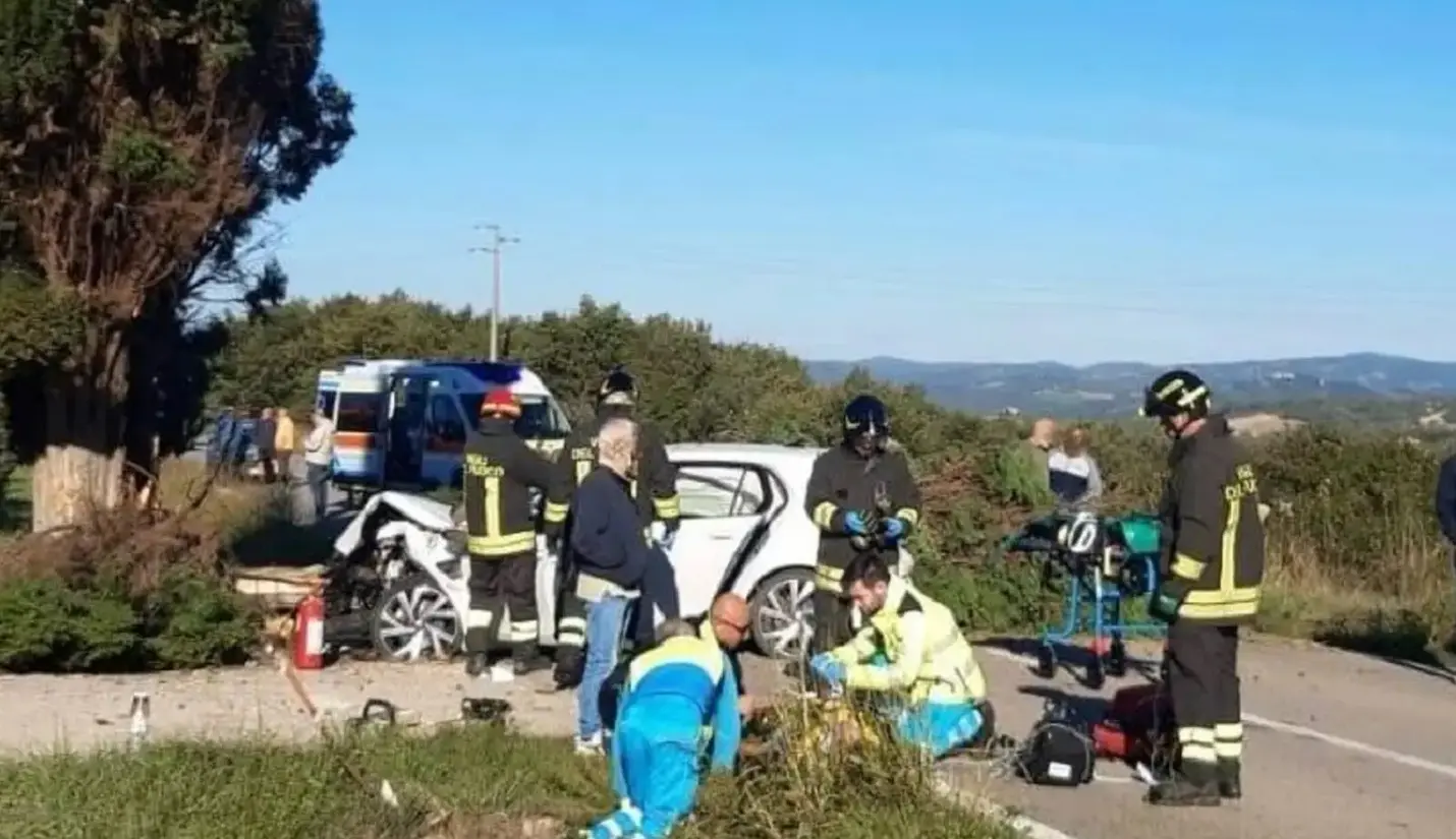 Cinigiano, lo scontro e lo schianto contro un cipresso: 83enne muore nell’incidente sulla provinciale