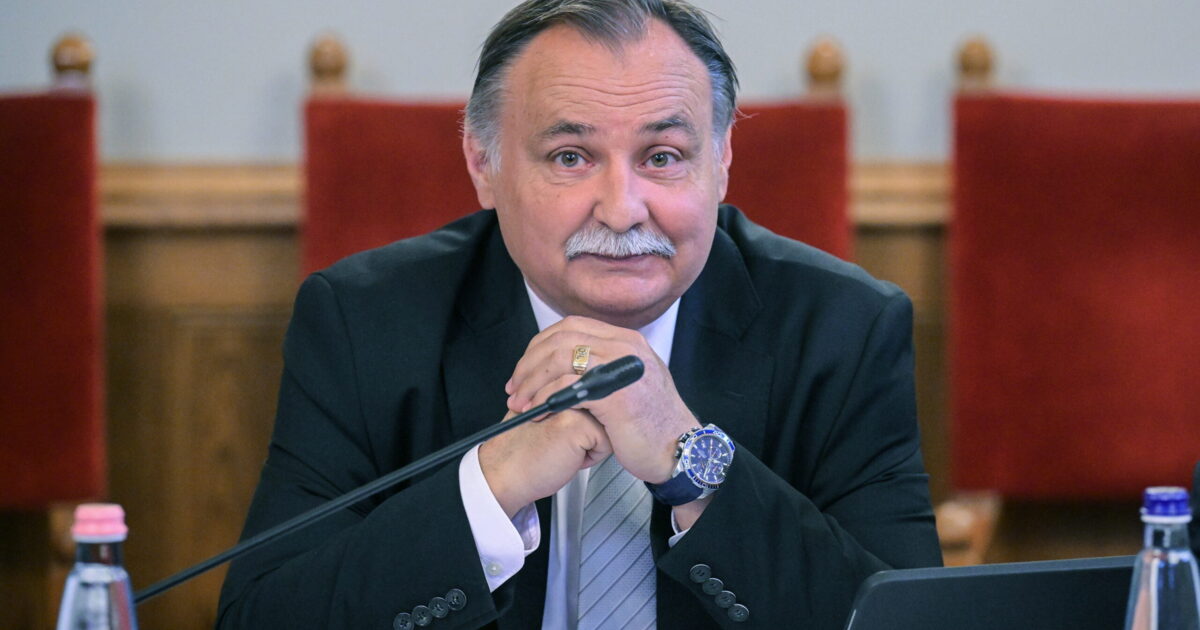 Gajdos László tagadja, hogy az államtitkár pihenni ment a válság idején