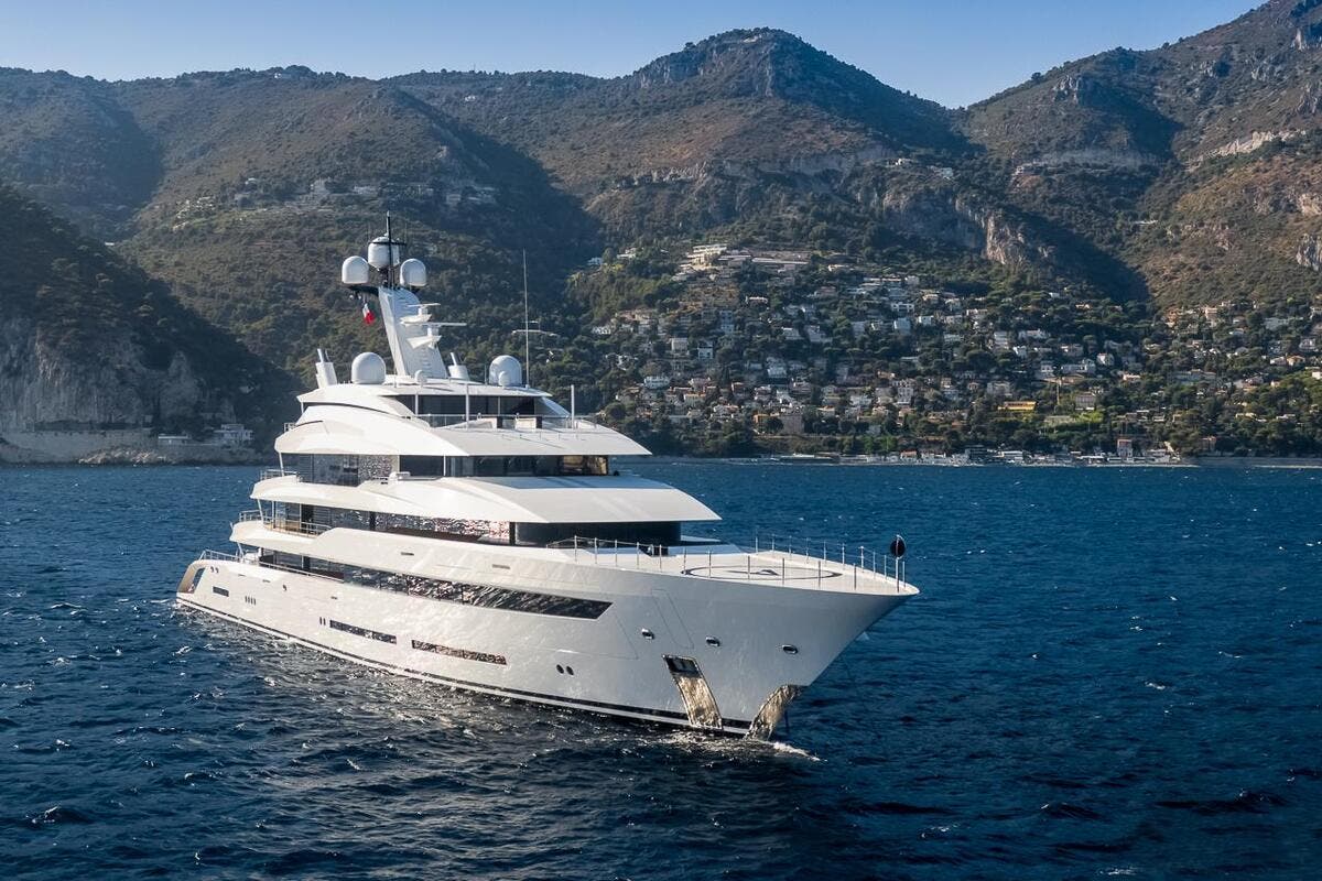87 m de long, 18 membres d’équipage, un héliport… À qui appartient le yacht Avantage au large de Saint-Jean-Cap-Ferrat ?