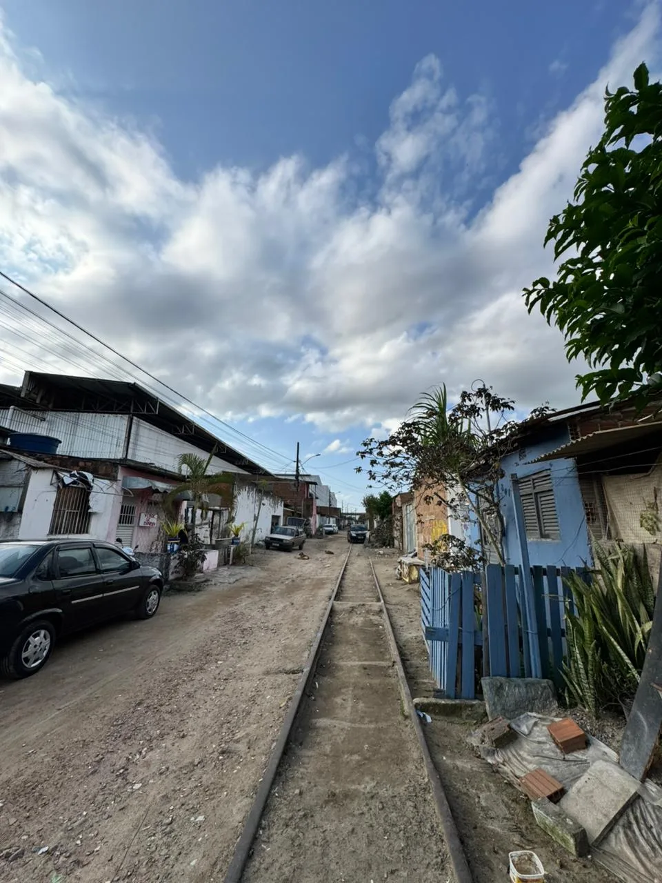 Implantação do VLT: moradores da linha férrea, em Campina Grande (PB), denunciam falta de informações e temem despejo das suas casas