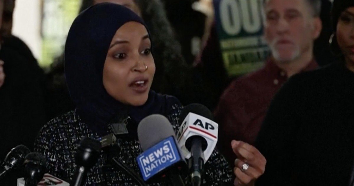 Minneapolis, la deputata dem Ilhan Omar dopo l’aggressione: “Dobbiamo abolire l’Ice, questo momento lo richiede”