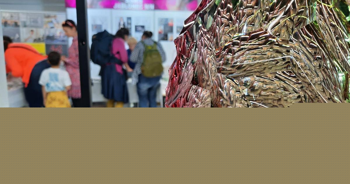 Láká sklem i módou. Jablonecký festival Křehká krása pořádá jubilejní ročník, a i proto otevírá dve… (audio)