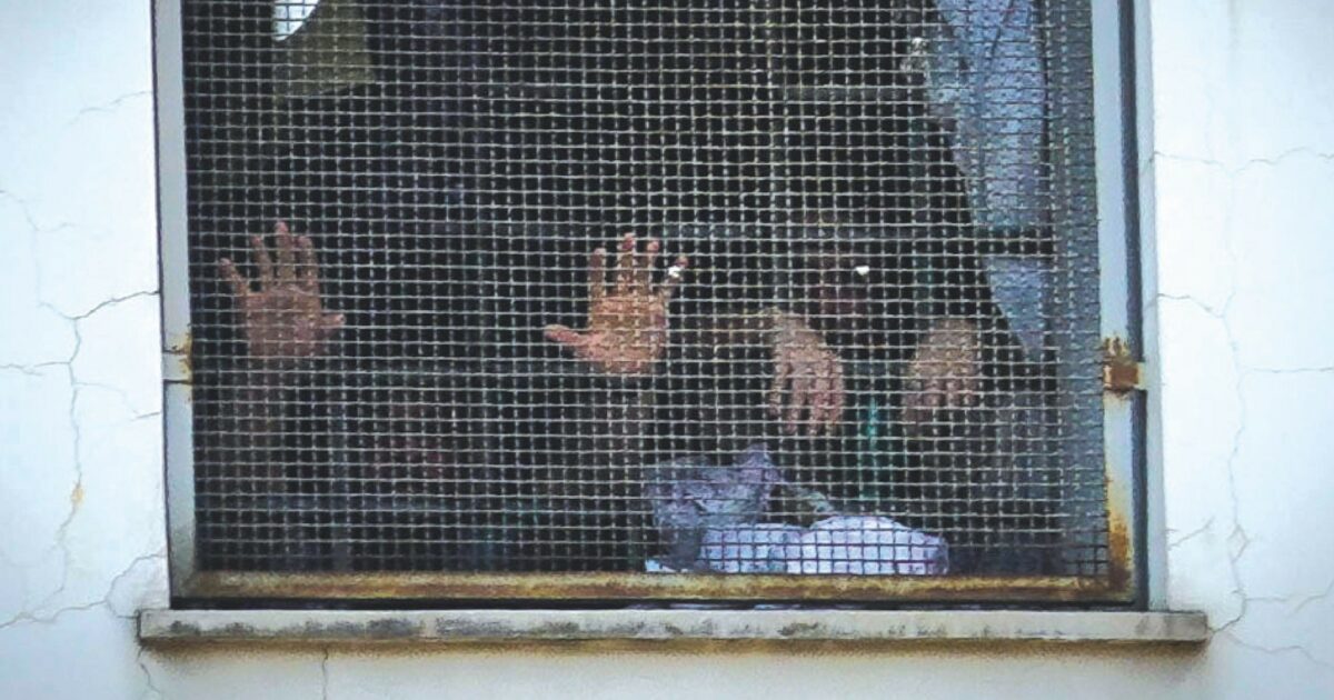 Olio bollente, bombolette di gas nelle celle e tagli al volto: rissa degenera in “guerriglia” nel carcere elbano di Porto Azzurro
