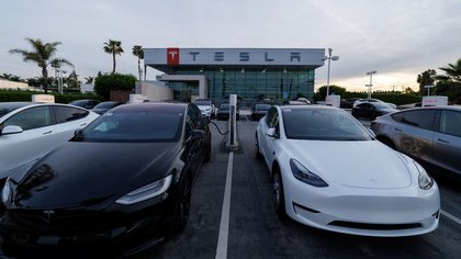 Tesla schließt erstmals ein Jahr mit Umsatzrückgang ab