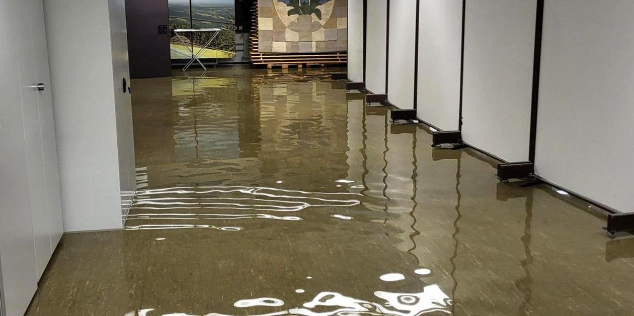 60.000 Liter Wasser in Keller gepumpt: Landratsamt in Bayern geht unter – Strafanzeige erstattet