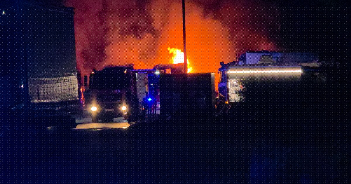 Courcelles: au moins 7 camions en feu sur le zoning industriel, la police recherche activement deux individus aperçus sur les lieux