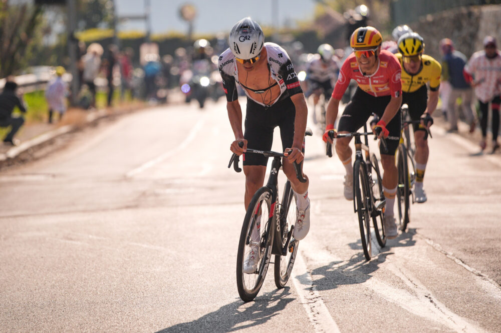 LIVE Giro dell’Emilia 2025 in DIRETTA: continuano i cinque fuggitivi. Gruppo oltre i quattro minuti