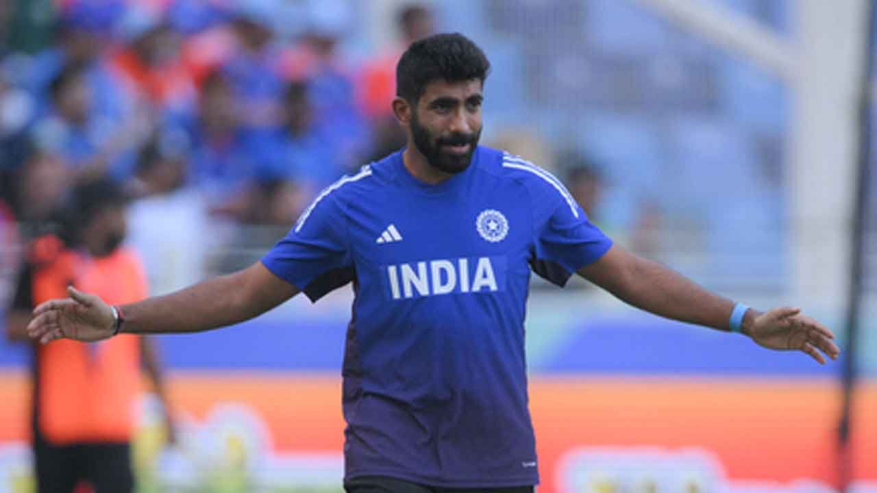 Asia Cup: Bumrah and Varun return as India elect to bowl first against Pakistan