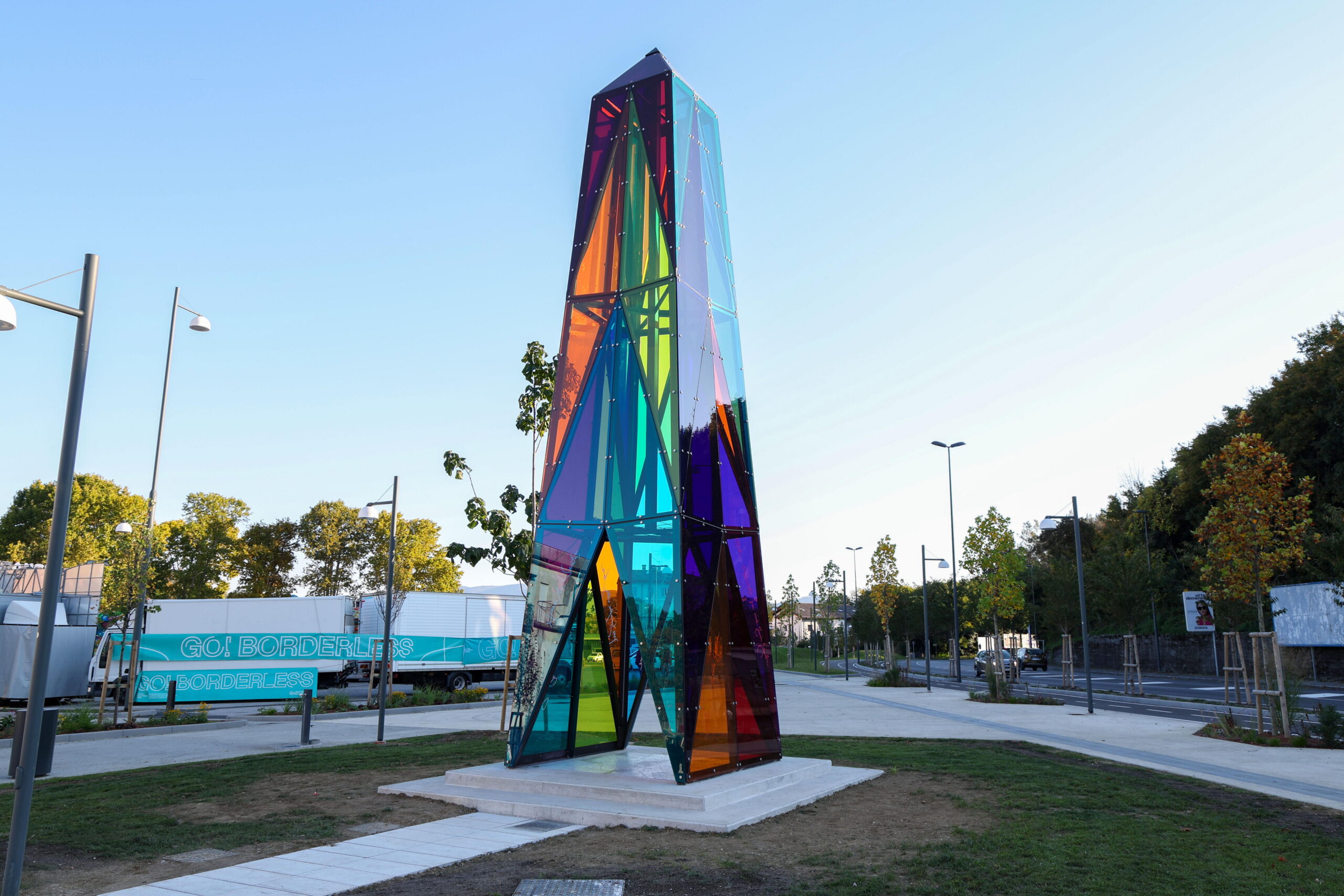 Lo scorso 18 ottobre, nel piazzale simbolo della frontiera, è stata inaugurata quest’opera pubblica, realizzata dall’artista Celia Stefania Centonze. Un obelisco contemporaneo che celebra Gorizia e Nova Gorica, Capitale Europea della Cultura 2025, e simboleggia il dialogo culturale, oltre ogni confine