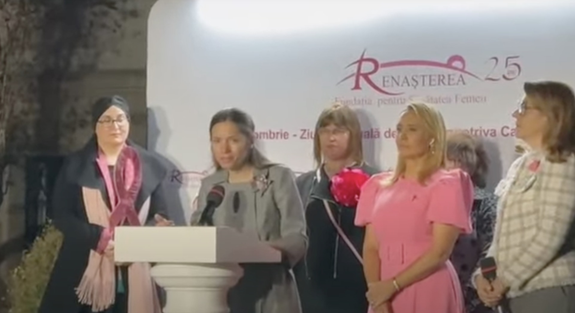 VIDEO Mirabela Grădinaru – partenera preşedintelui Nicușor Dan – a pornit iluminatul roz la Palatul Cotroceni, de Ziua Luptei împotriva Cancerului de Sân: Când apare acest tip de provocare sprijinul familiei, competenţa şi profesionalismul medicilor sunt extrem de importante