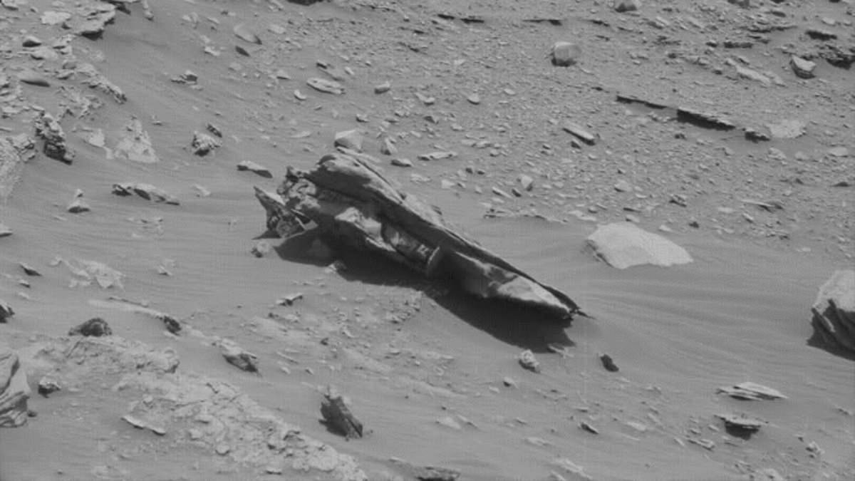 Mysterious object in NASA Mars photo ignites theories of extraterrestrial life on the Red Planet