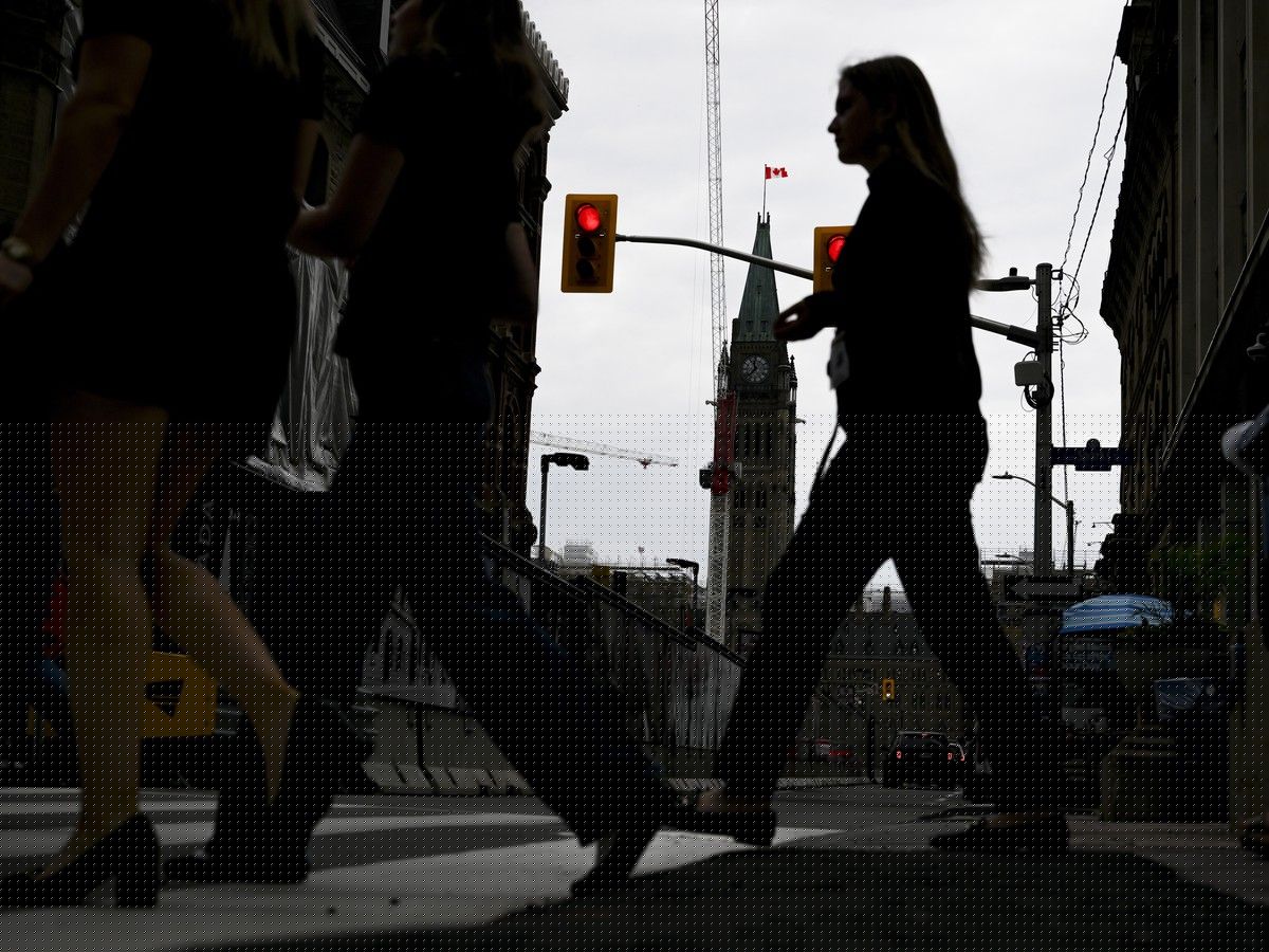 More than 10,000 public servants apply for early retirement incentives