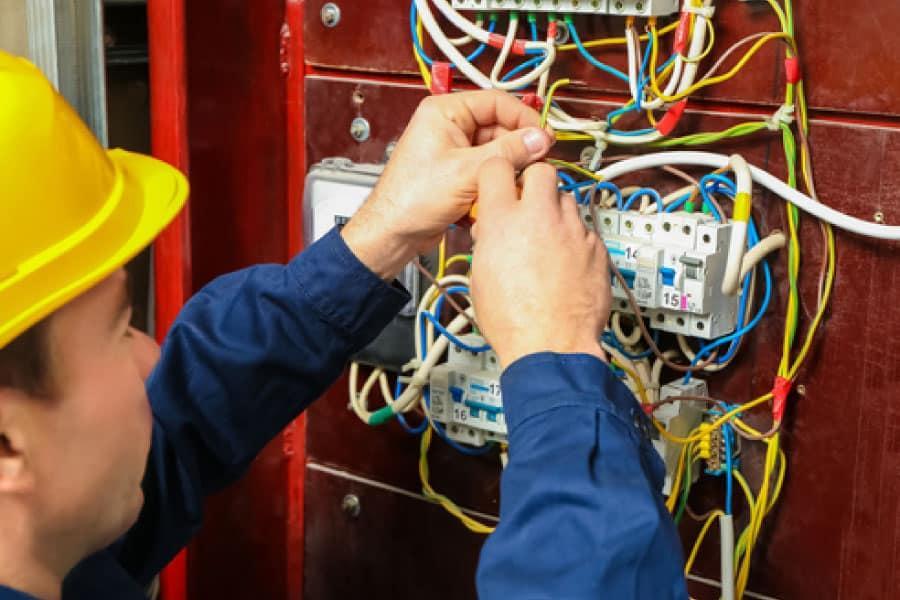 Blackout elettrici, allarme in città: "Sono sempre più frequenti"