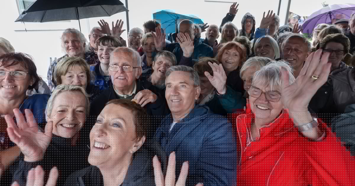 Huge crowd descends on home of Daniel O’Donnell for his revived tea party in aid of cancer research