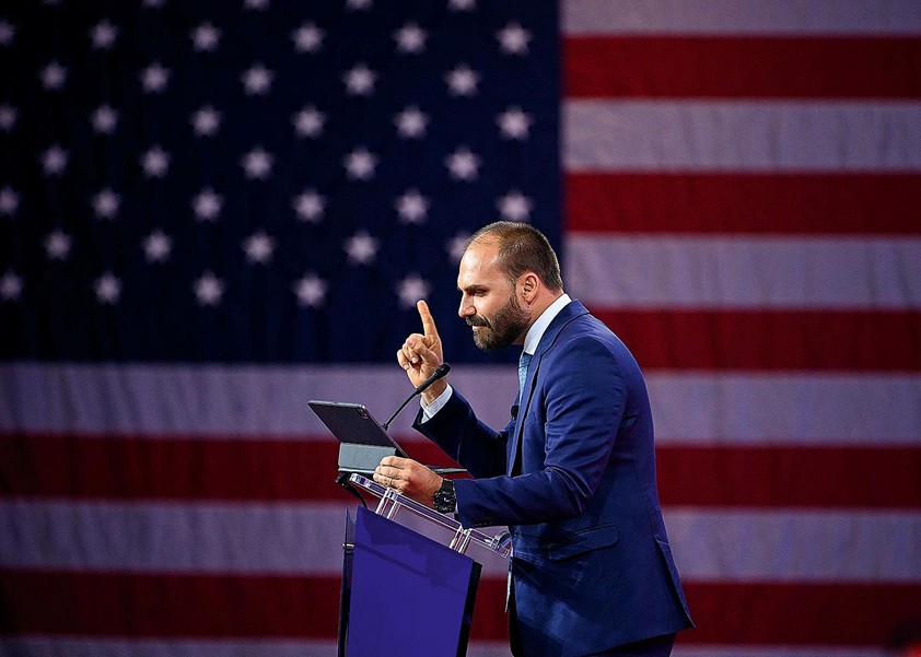 Inelegível, Eduardo Bolsonaro desiste de disputar Senado como suplente de André do Prado