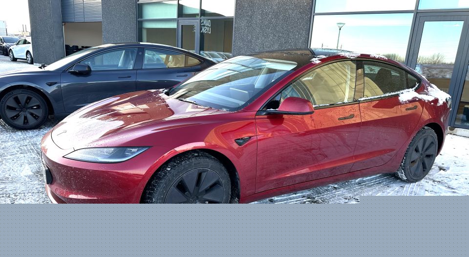 Flammer hærgede Tesla med to personer fanget: Frygt for udbredt fejl i populær model