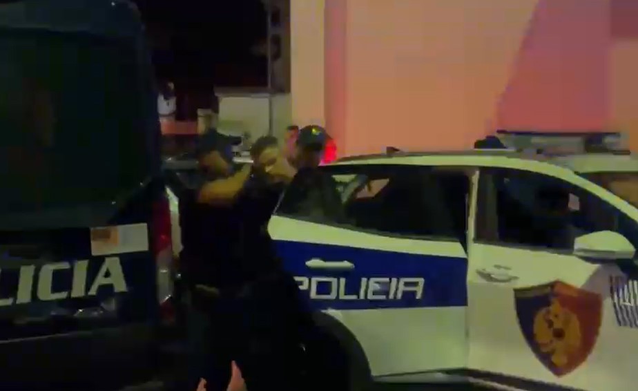 Vrau me breshëri kallashnikovi shokun e tij në Korçë, arrestohet pas disa orësh në arrati autori. Pamjet e momentit kur dërgohet në komisariat (VIDEO)