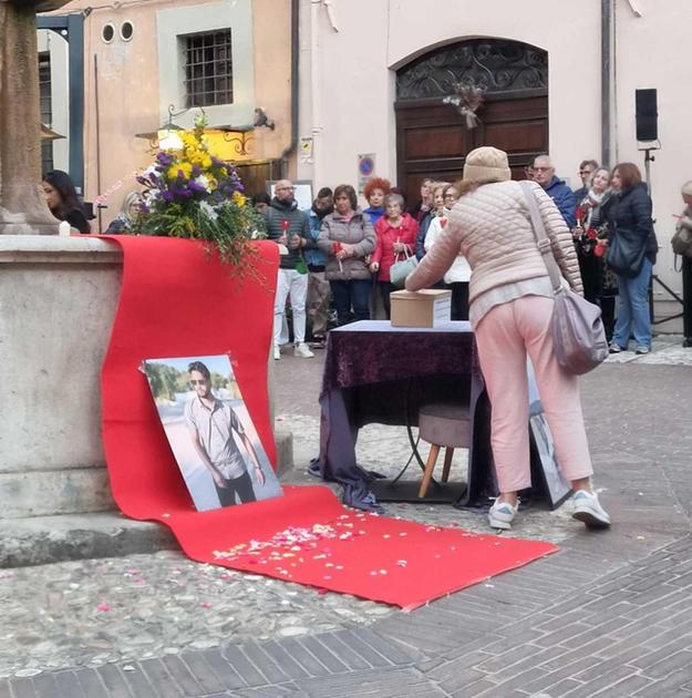 L’addio di Spoleto al cuoco ucciso. Il Comune si costituirà parte civile