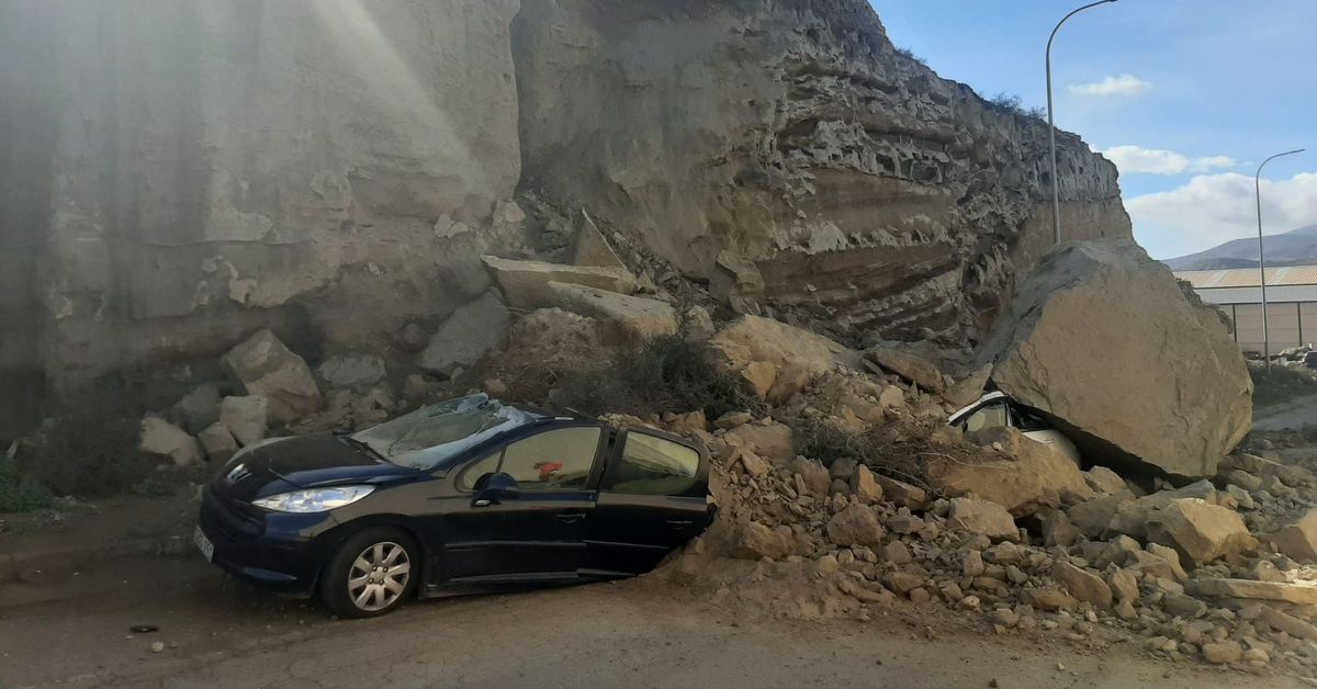 Varios coches quedan sepultados por el derrumbe de un cerro del polígono La Juaida de Viator
