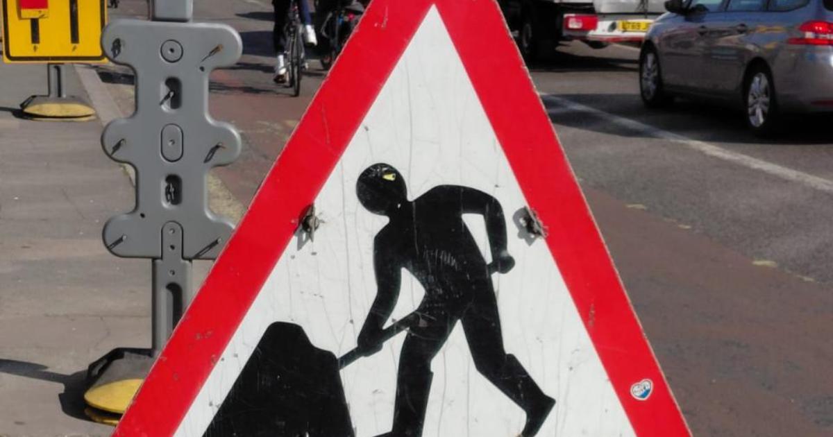'Burst water main' in major Romford road sees temporary traffic lights put up