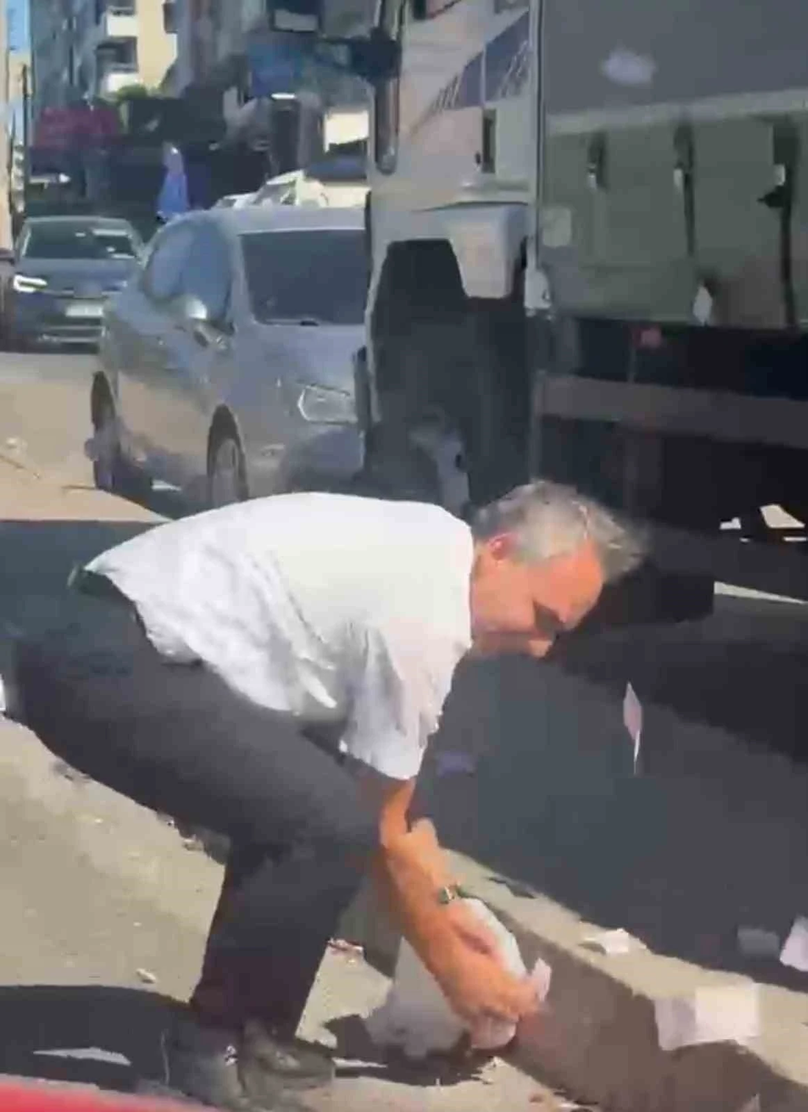 Deste deste paralar yola saçıldı, trafik tamamen durdu