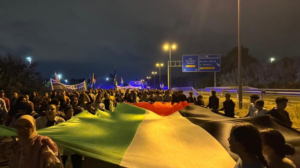 Segon dia de protestes per la flotilla: un tall a la AP-7, blocatge a la UAB i una acampada a Barcelona