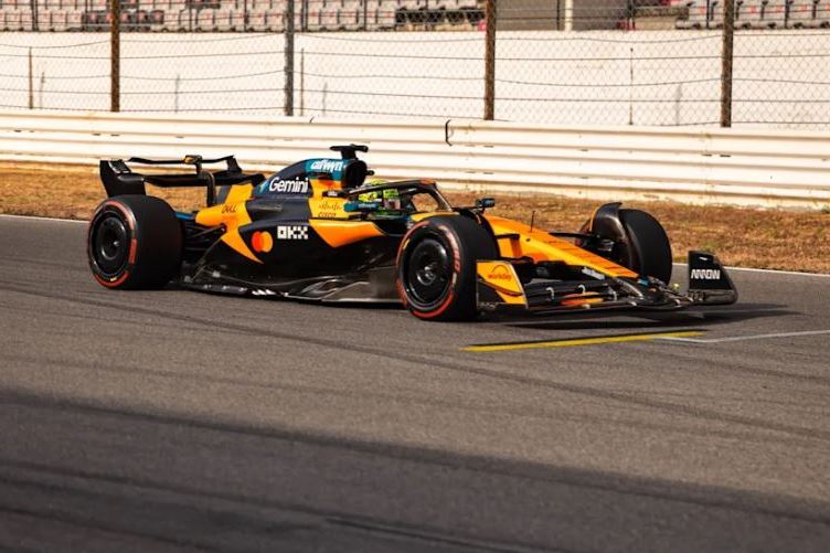 McLaren wraps up pre-break running with Portimão test