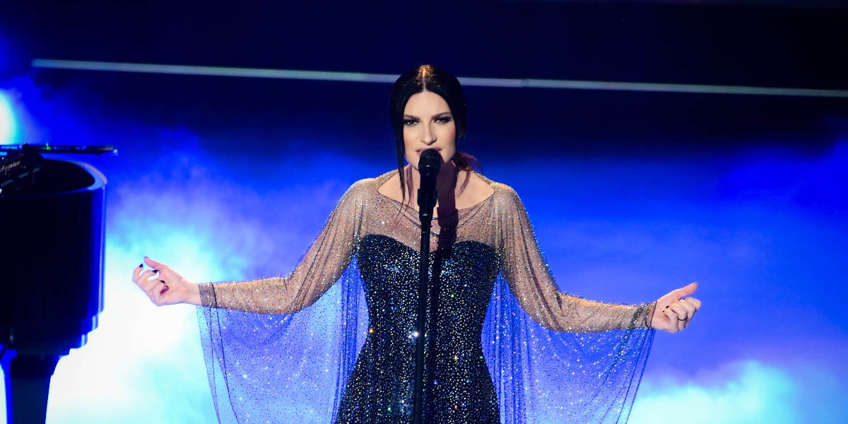 Laura Pausini illumina Lisbona al Globo de Ouro 2025 con Quem de nós dois. Nel 2026 nuovi concerti live