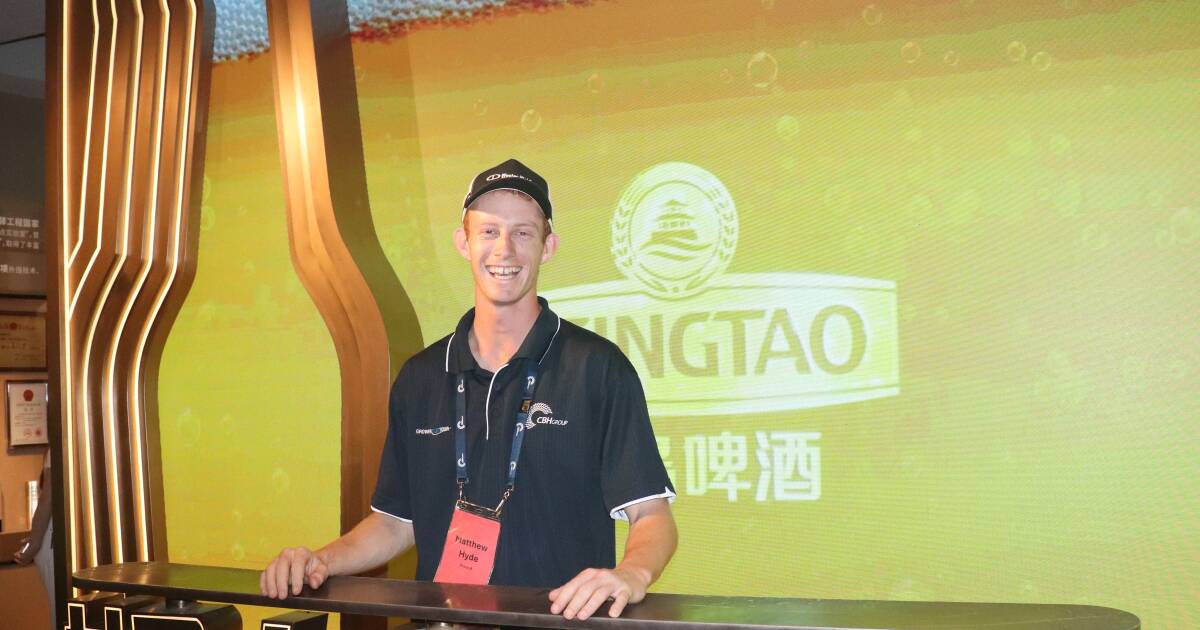 Tour attendees were eager to learn more about the export grain supply chain