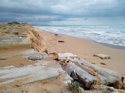 Triscina. L’allarme di Italia Nostra dopo il ciclone Harry, “Spostate la fognatura dalla spiaggia”