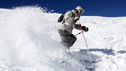 VIDEO. Deux skieurs ont frôlé la mort après s’être introduits clandestinement dans une station de ski pendant le déclenchement d’une avalanche
