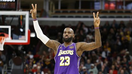 Watch LeBron James get huge ovation from Cavs fans in possible final game in Cleveland